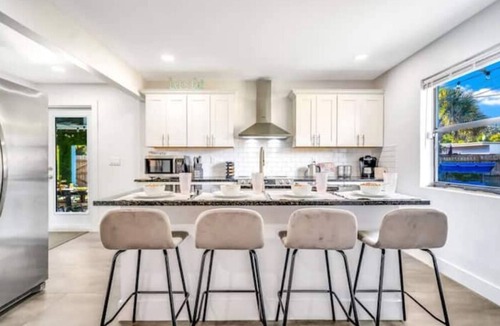 Pinewood Park House | 6Bed Near Beach - Grill, Pool Table, FirePit - Family & Event Open