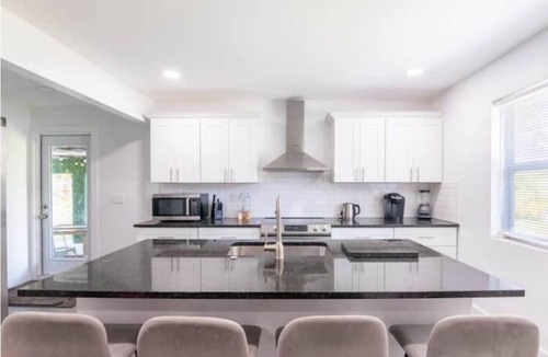Pinewood Park House | 6Bed Near Beach - Grill, Pool Table, FirePit - Family & Event Open