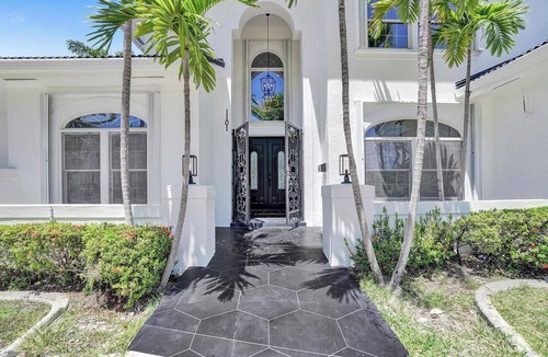 Hollywood Lakes House | 6BR Elegant Hollywood Lakes Mansion with Private Pool & Spa