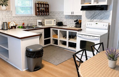 Massillon House | 6BR Group Home Sleeps 15 Large Parking Hall of Fame Area
