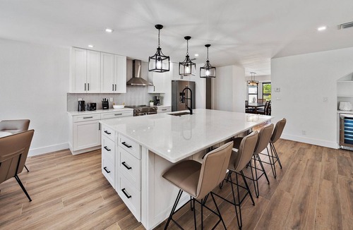 Greenview Shores Villa | 6BR Luxury Villa with Pool & Spa