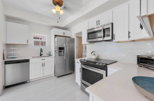 Old Northwood Historic District Villa | 6BR w/Heated Pool + Spa! 5 min to Palm Beach and Downtown!
