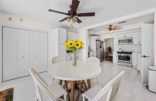 Old Northwood Historic District Villa | 6BR w/Heated Pool + Spa! 5 min to Palm Beach and Downtown!