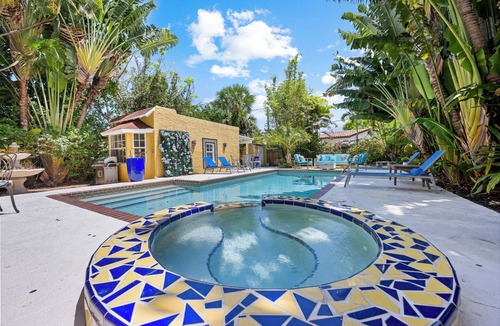 Old Northwood Historic District Villa | 6BR w/Heated Pool + Spa! 5 min to Palm Beach and Downtown!