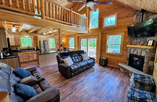 Bethlehem House | 73R Brand new log home on quiet side street in Bethlehem, close to Main Street, AC, Dog Friendly!