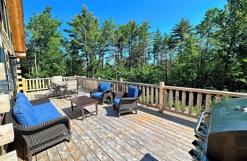 Bethlehem House | 73R Brand new log home on quiet side street in Bethlehem, close to Main Street, AC, Dog Friendly!