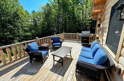 Bethlehem House | 73R Brand new log home on quiet side street in Bethlehem, close to Main Street, AC, Dog Friendly!