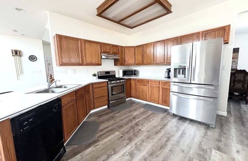 Northglenn House | 7BR-5bath-Near ScenicTrail/Easy Access to Downtown
