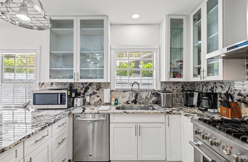 Grandview Heights House | 7BR Resort w/Heated Pool! .5 miles from Downtown!