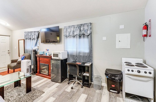 South Broadway Apartment | 8 Mi to Dtwn CLE: Cozy Couple's Retreat w/Gym!