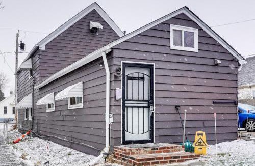 South Broadway Apartment | 8 Mi to Dtwn CLE: Cozy Couple's Retreat w/Gym!