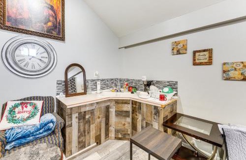 South Broadway Apartment | 8 Mi to Dtwn CLE: Cozy Couple's Retreat w/Gym!