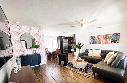 Pompano Beach House | 8 Mins to Beach Front Promenade-Pool-King Bed-BBQ-Games