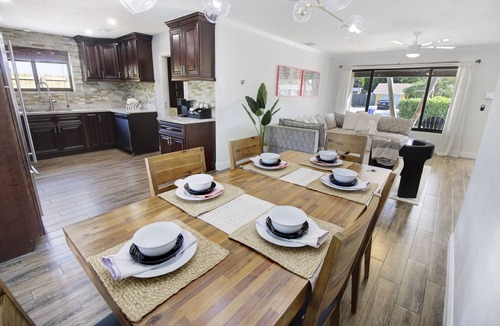 Pompano Beach House | 8 Mins to Beach Front Promenade-Pool-King Bed-BBQ-Games
