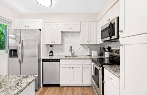 Lighthouse Point Apartment | 8 Room Family Retreat ~ Prime Location ~ Heated Pool ~ 9 Min. Walk to Beach + Nightlife