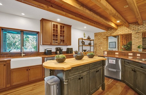 Davie Villa | 8BR Gem With Pool, Lake View & Tons of Amenities!