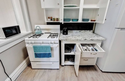 Cheesman Park Apartment | 94 WalkScore | King Bed | Capitol Hill Beachy Apt