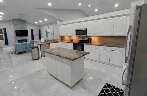 West Dixie Bend House | 9BR/5BA Getaway, Heated Pool, Jacuzzi, Beach Volleyball & Mini Golf