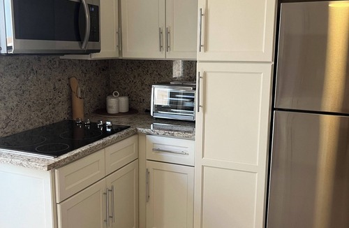 Survey Creek Apartment | A beautiful 1-bed/1 bath with AC and WiFi in a nice neighbor in Coconut Creek.