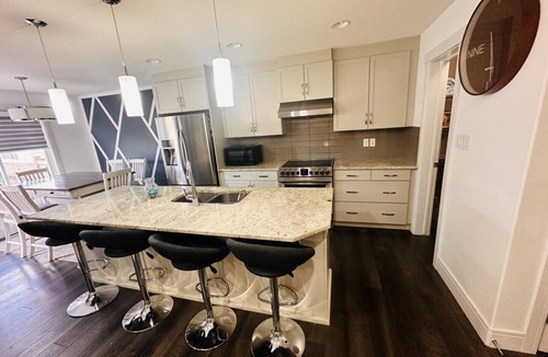 Southeast Edmonton House | A/C, Fenced backyard , BBQ grill, pets welcome