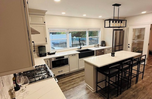 Dracut House | A Charming House with Private Pool & BBQ Area
