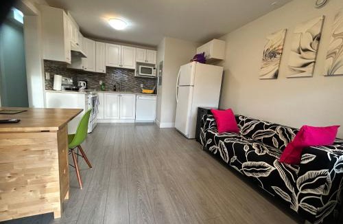 New Westminster House | A Comfortable 1Bedroom Suit with Seperate Entrance