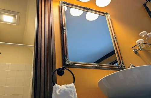 Shelburne Bed & Breakfast | A comfy 2nd Floor King B&B guestroom in Downtown Shelburne - Delicious Breakfasts! VAN