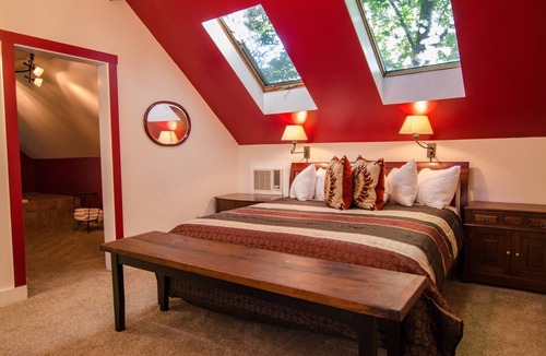 Shelburne Bed & Breakfast | A cozy 2nd Floor Romantic King Suite Jetted Tub B&B in Downtown Shelburne - Delicious Breakfasts! WEB