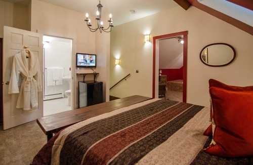 Shelburne Bed & Breakfast | A cozy 2nd Floor Romantic King Suite Jetted Tub B&B in Downtown Shelburne - Delicious Breakfasts! WEB