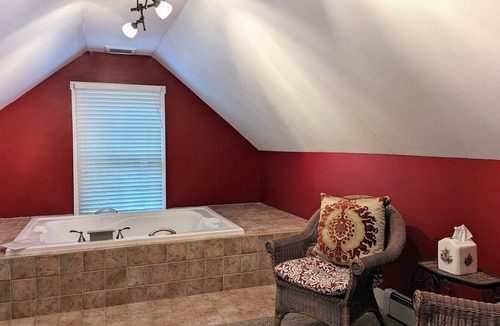 Shelburne Bed & Breakfast | A cozy 2nd Floor Romantic King Suite Jetted Tub B&B in Downtown Shelburne - Delicious Breakfasts! WEB