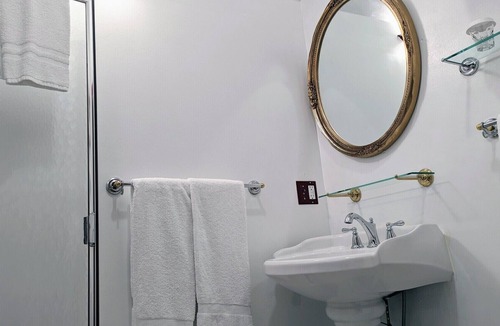 Shelburne Bed & Breakfast | A cozy 2nd Floor Romantic King Suite Jetted Tub B&B in Downtown Shelburne - Delicious Breakfasts! WEB