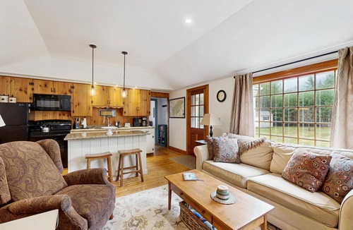 Easton Cottage | A Cozy, Dog-Friendly Cottage—Fenced Yard, Endless Year Round Adventures