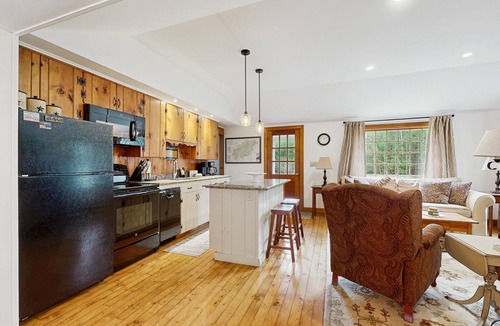 Easton Cottage | A Cozy, Dog-Friendly Cottage—Fenced Yard, Endless Year Round Adventures