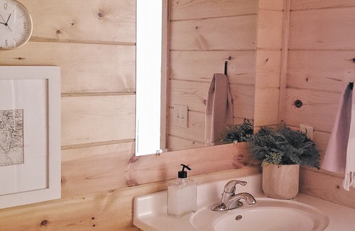 Keystone Cabin | A fully-stocked, 2 bedroom cabin minutes from Rushmore - no cleaning fees