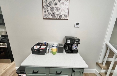 Geneva House | A great stay, Two, close to Spire, GOTL, & Wineries.King Bed!