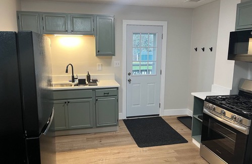 Geneva House | A great stay, Two, close to Spire, GOTL, & Wineries.King Bed!