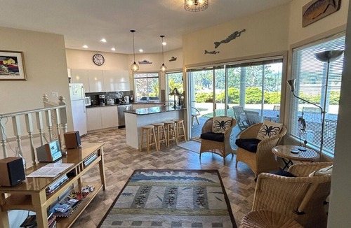 Regional District of Nanaimo House | A luxurious 3 bedroom oceanside retreat
