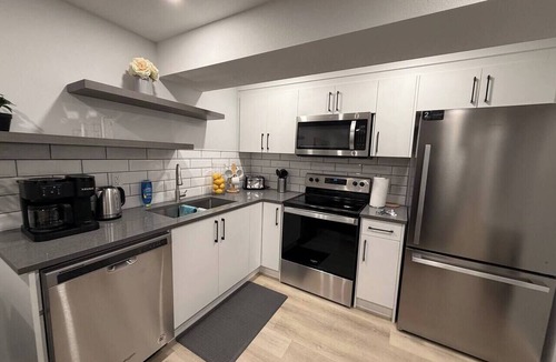 Leduc House | A Modern Spacious 2BR Private Suite | Near Airport