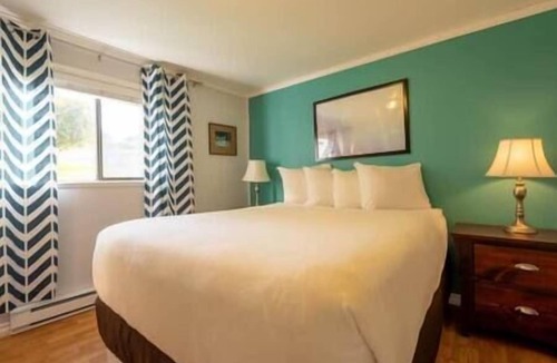 Alert Bay Cabin | (A) Oceanview Captain's Cabin (non pet friendly)