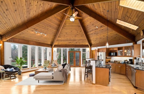 Juan de Fuca Electoral Area House | ✦ A serene coastal retreat w/hot tub ♨, large yard, wraparound deck, firepit