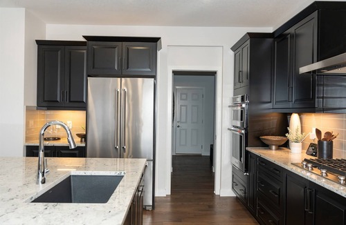Calgary House | AC + Theatre + Big Office + Backyard + 2 Kitchens