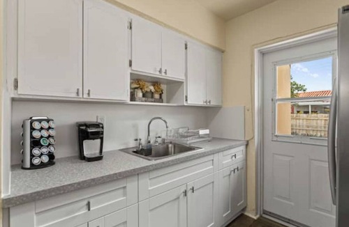 Flagami House | Accommodation with swimming pool in West Miami