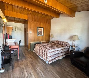 Medicine Hat Hotel | Ace Crown Motel