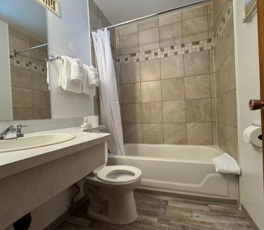 Medicine Hat Hotel | Ace Crown Motel