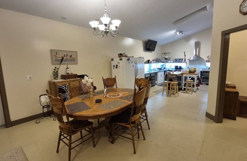 Lyalta Villa | Acreage east of Calgary close to De Havilland Field