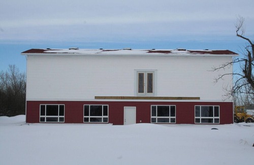 Lyalta Villa | Acreage east of Calgary close to De Havilland Field