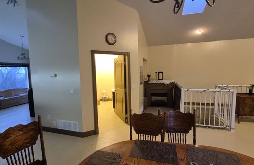 Lyalta Villa | Acreage east of Calgary close to De Havilland Field