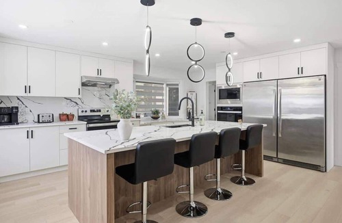 Airdrie House | Acreage, Hot Tub, AC, Pool Table, Sauna, King Beds