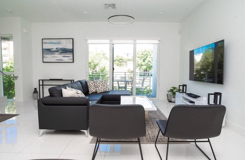 Pompano Beach House | Across the Ocean few steps to beach contemporary 3 Bedroom 3 1/2 Baths townhouse