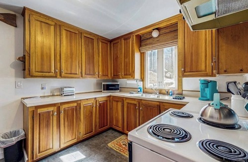 Gray Apartment | Adorable waterfront gem with 2 kayaks, high-speed WiFi, full kitchen & dock
